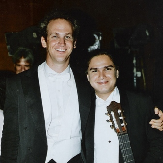 David Fernandez con el maestro Carlos Miguel Prieto, director de la SinfÃ³nica Nacional de Mexico