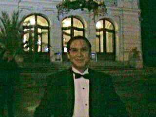 David Fernandez despues de concierto afuera del Teatro de Karlovy Vary Republica Checa