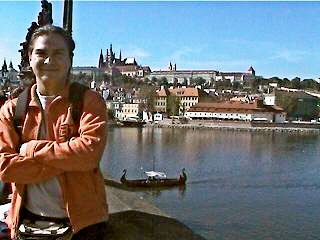 David FernÃ¡ndez en el Puente Carlos de la ciudad de Praga