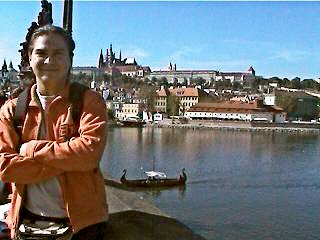 David FernÃ¡ndez en el Puente Carlos de la ciudad de Praga